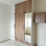 Desain Lemari Ayun Kontemporer 3 Pintu dalam Warna Jati dan Putih