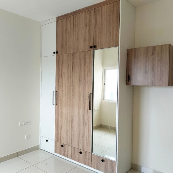 Desain Lemari Ayun Kontemporer 3 Pintu dalam Warna Jati dan Putih