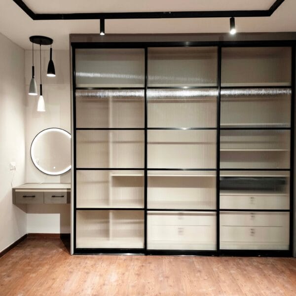 Desain Lemari Geser 3 Pintu Modern dengan Profil Hitam dan Kaca Beralur