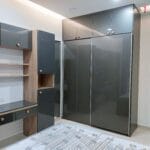 Desain Lemari Geser Abu-abu dengan Finishing Laminasi Mengkilap