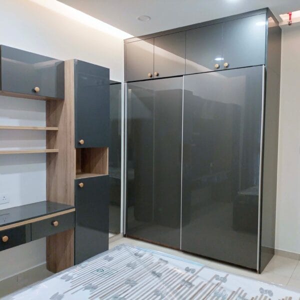Desain Lemari Geser Abu-abu dengan Finishing Laminasi Mengkilap
