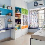 Desain Lemari Ayun 2 Pintu Modern Dengan Jendela Kaca Dan Unit Penyimpanan Terbuka