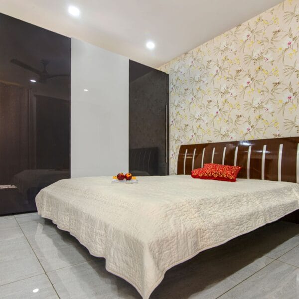 Desain Lemari Geser 3 Pintu Modern Putih & Abu-abu Mengkilap