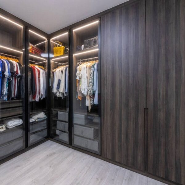 Lemari Pakaian Walk-In Bentuk L Cherry Walnut Kaca