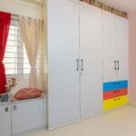 Desain Lemari Pakaian 4 Pintu Putih Modern