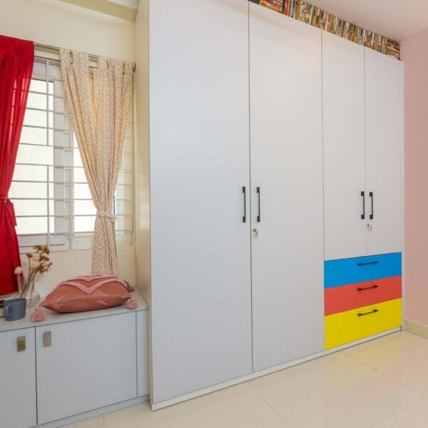 Desain Lemari Pakaian 4 Pintu Putih Modern