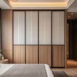 Desain Lemari Geser Modern dengan Panel Kaca Buram dan Finishing Kayu