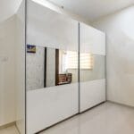 Desain Lemari Geser Putih 2 Pintu Modern Dengan Cermin