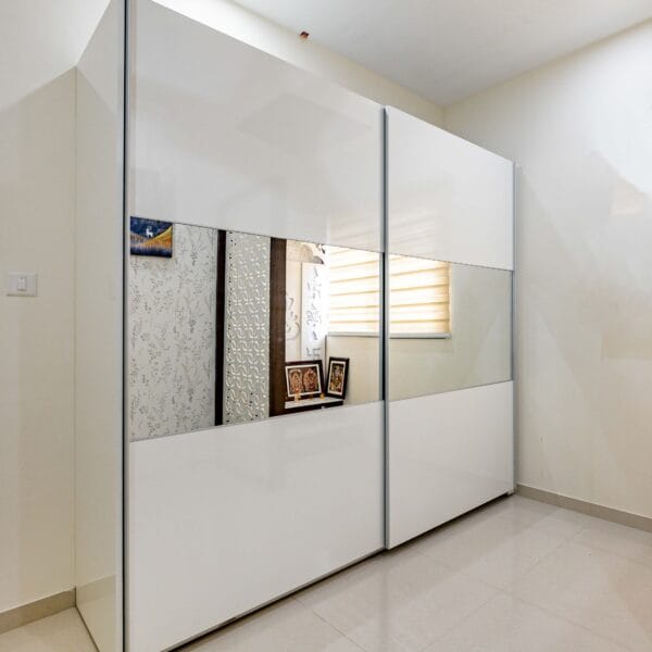 Desain Lemari Geser Putih 2 Pintu Modern Dengan Cermin