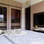 Lemari Geser 2 Pintu Klasik Warna Beige Muda - Desain Elegan & Custom