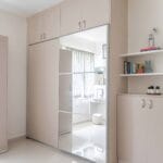 Lemari Pintu Geser Minimalis Abu-abu Muda dengan Cermin