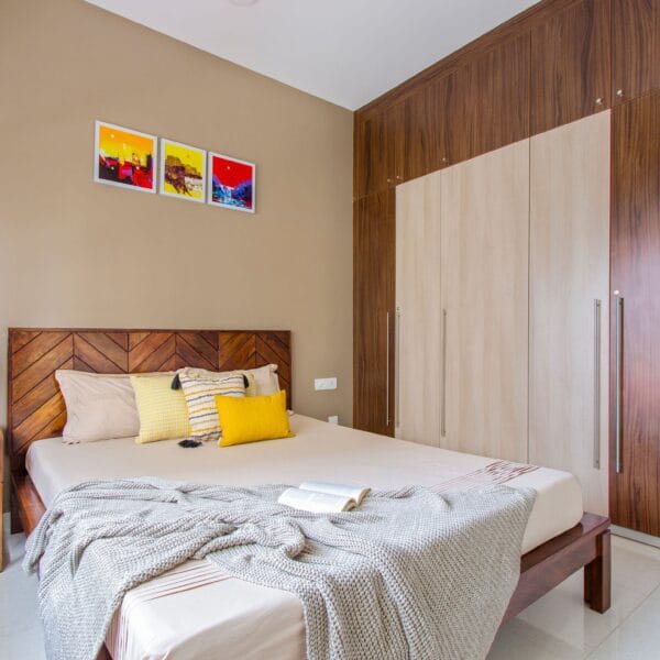 Desain Lemari Ayun Kayu 5 Pintu Modern dengan Loteng