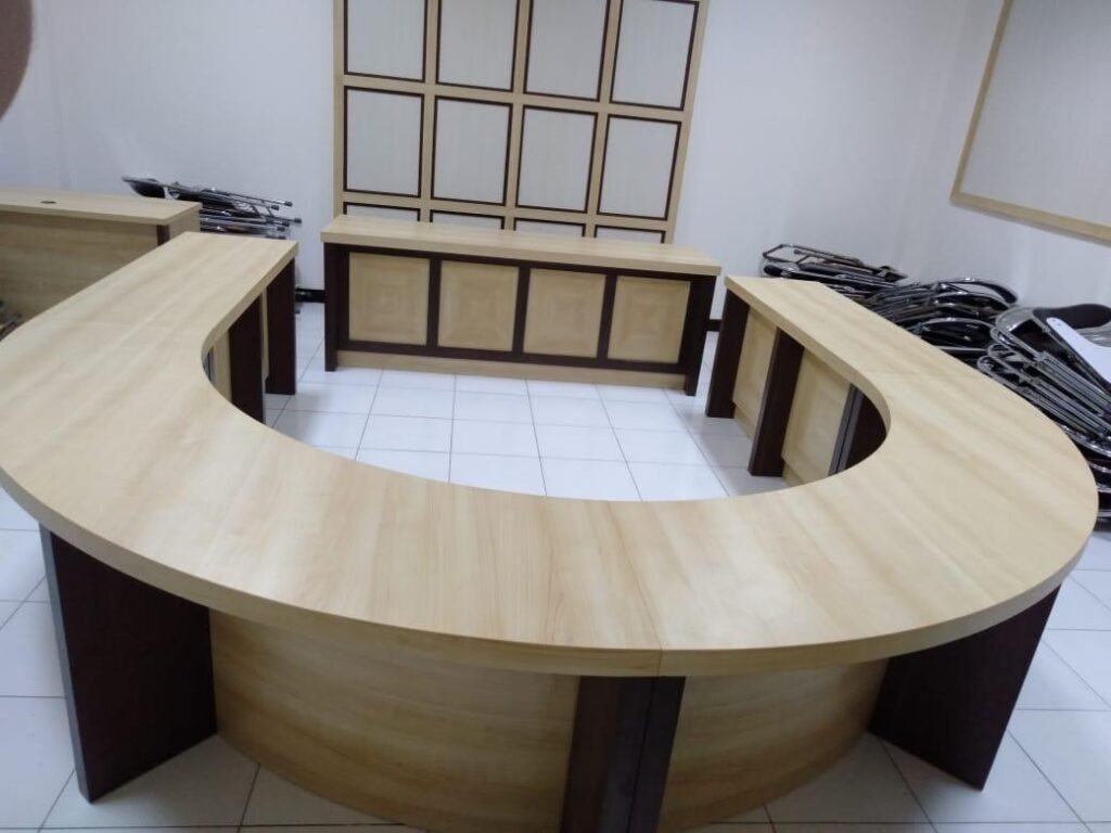 Meja Rapat Bentuk U yang Fungsional