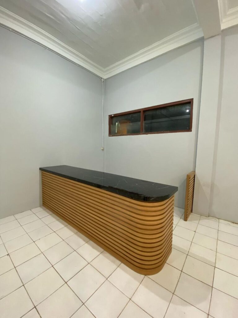 Desain Interior Ruang Kantor Minimalis – Portofolio Kreasi Japarais 2 Meja Resepsionis Minimalis Elegan
