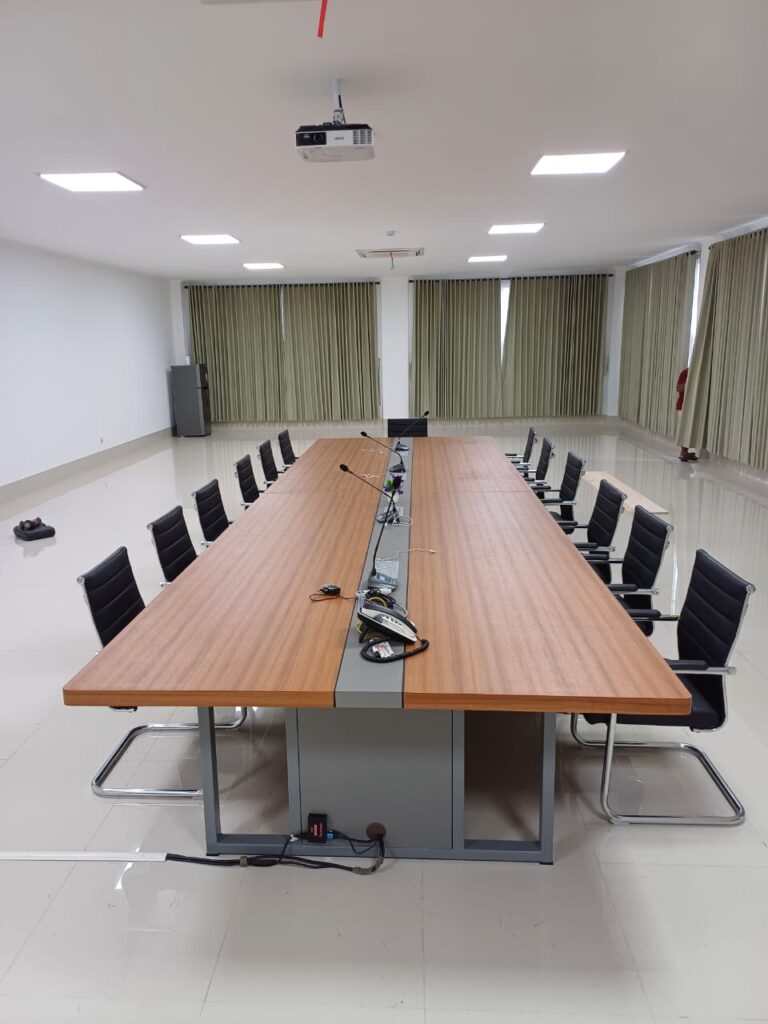 meja rapat kampus Semarang