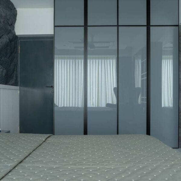 Desain Lemari Pakaian 4 Pintu Modern Mantello Blu dengan Penutup Akrilik Mengkilap