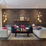 Ruang Tamu Klasik dengan Sofa Berumbai Biru Tua Terang