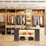 Desain Lemari Pakaian Walk-In Kayu Kontemporer dari Lantai ke Langit-langit