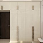 Desain Lemari Pakaian 4 Pintu Modern Dengan Penyimpanan Loteng