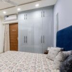Desain Lemari Pakaian Modern Silver Frost Glossy dan Loft