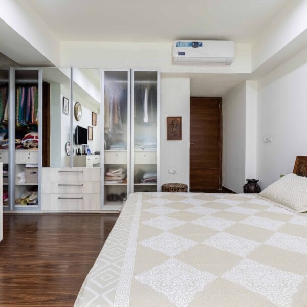 Desain Lemari Pakaian Caven Acacia Modern Dengan Cermin Dan Laminasi Suede
