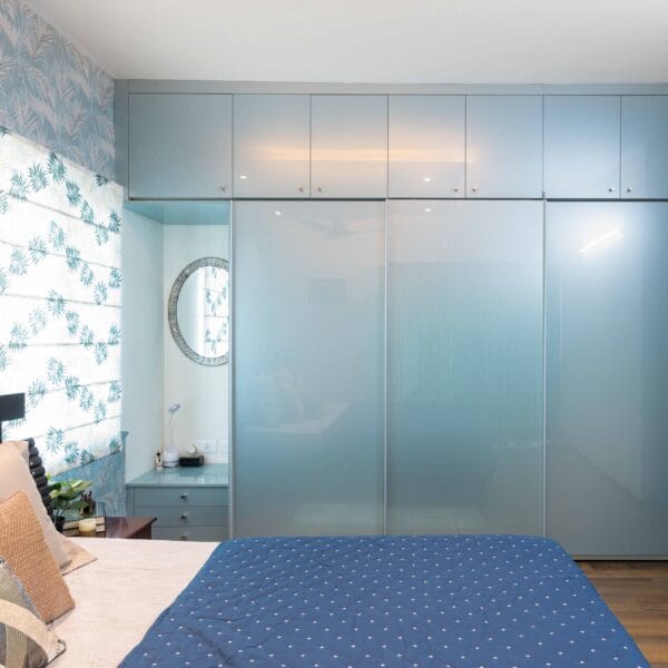 Desain Lemari Pintu Geser Modern dengan Finishing Laminasi