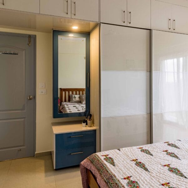 Desain Lemari Pintu Geser Modern Warna Krem Irlandia dan Putih Beku
