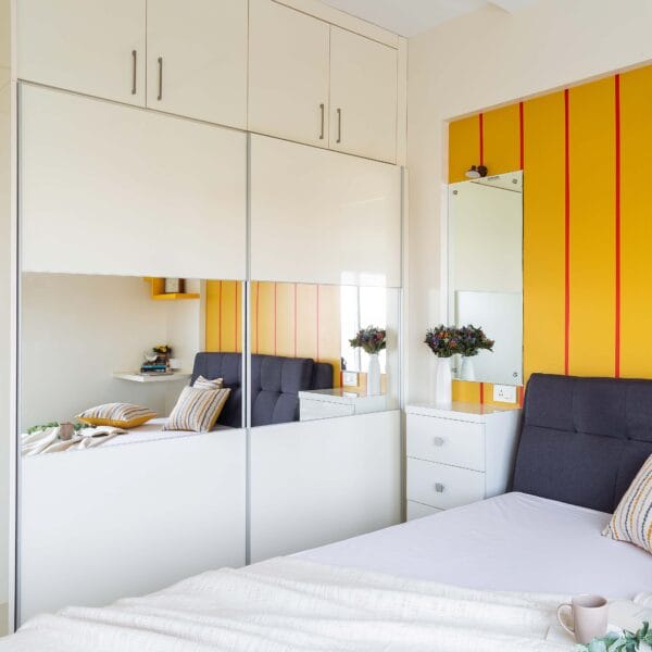 Desain Lemari Pintu Geser Frosty White Modern dengan Finishing Laminasi Suede