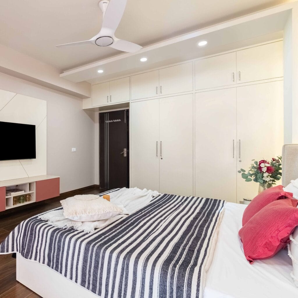 Lemari Pakaian Modern Frosty White dan Set Loteng dengan Finishing Laminasi Suede