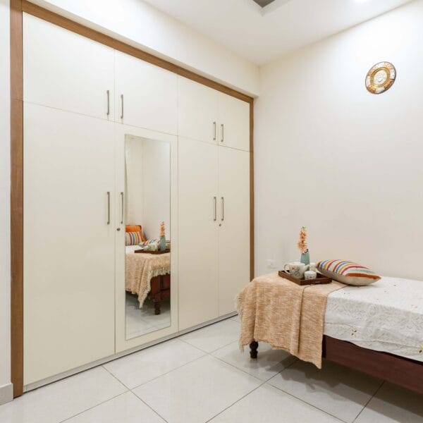 Lemari Pakaian Modern Frosty White dengan Laminasi Suede