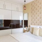 Desain Lemari Pintu Geser Modern Frosty White dan Berry Bunch