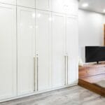 Desain Lemari Pakaian Modern Frosty White dengan Finishing Laminasi Mengkilap