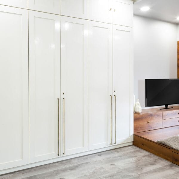Desain Lemari Pakaian Modern Frosty White dengan Finishing Laminasi Mengkilap