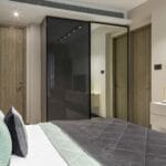 Desain Lemari Pakaian Hitam Modern Dengan Cermin Dan Finishing Laminasi Mengkilap
