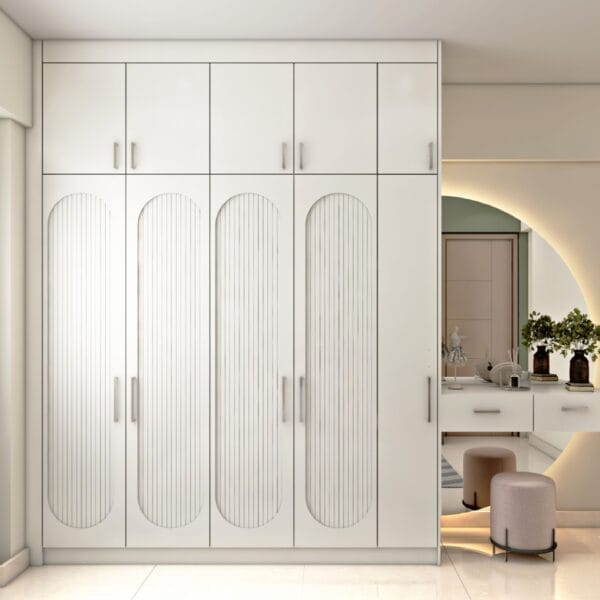 Desain Lemari Pakaian 5 Pintu Kontemporer dengan Jendela Lengkung Putih