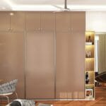Lemari Geser 3 Pintu Warna Tan Semi-Glossy Kontemporer